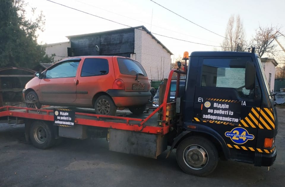 В українця за борги по комуналці відібрали машину (фото)