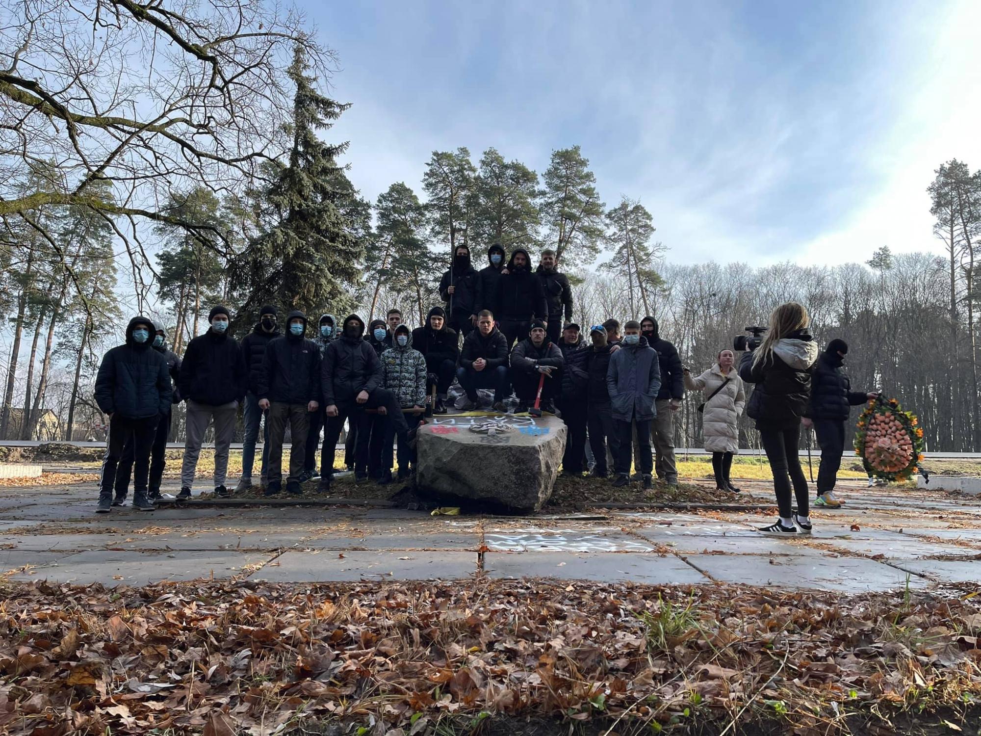 Под Киевом в День памяти жертв Голодомора снесли памятник чекистам (видео, фото)