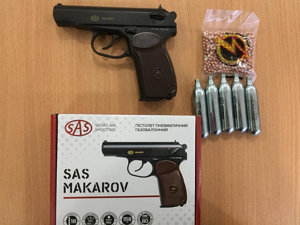 Чтобы дети стреляли: в Кривом Роге родители скинулись на пистолет Макарова для школы