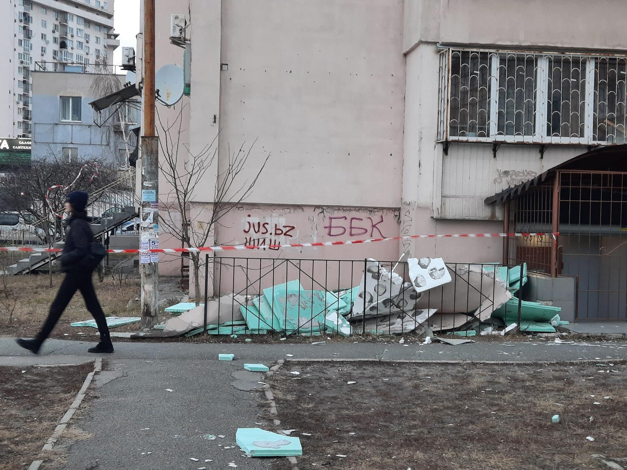В Киеве ураган сорвал утеплитель с многоэтажки (фото)