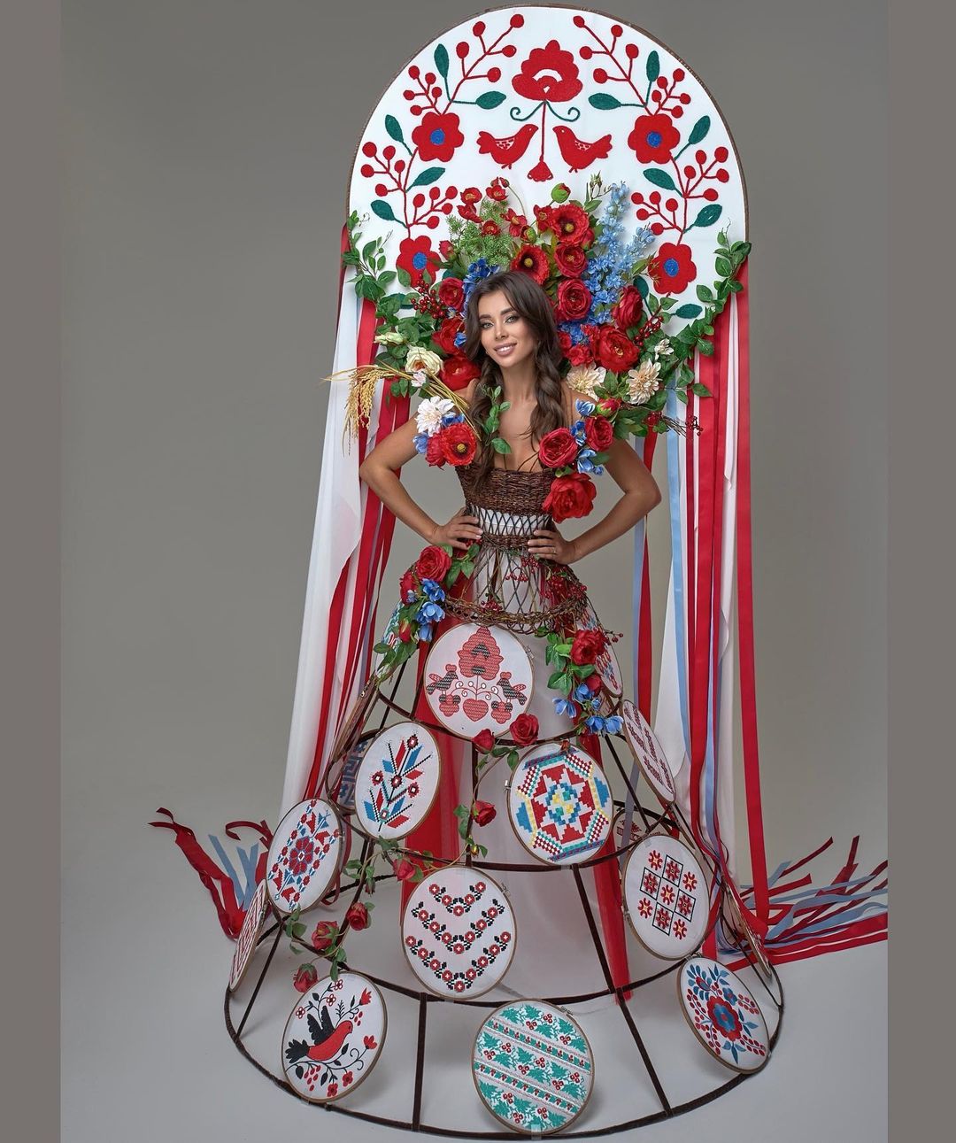 Українська модель показала національний костюм для конкурсу &quot;Міс Всесвіт&quot; (фото)