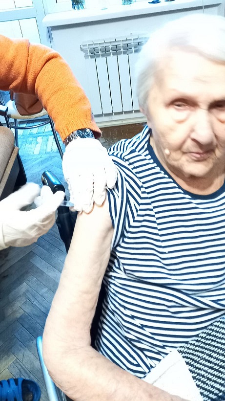 104-річна українка вакцинувалася від коронавірусу перед подорожжю за кордон (фото)