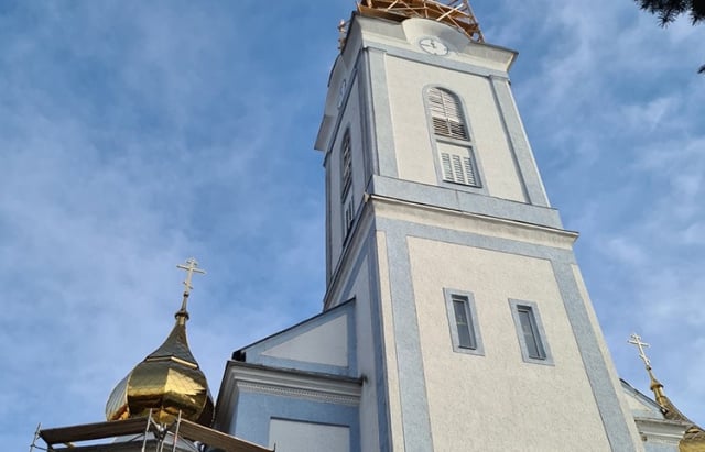 На Закарпатье мужчина упал с купола церкви: смелая фельдшерка полезла на крышу, чтобы спасти человека