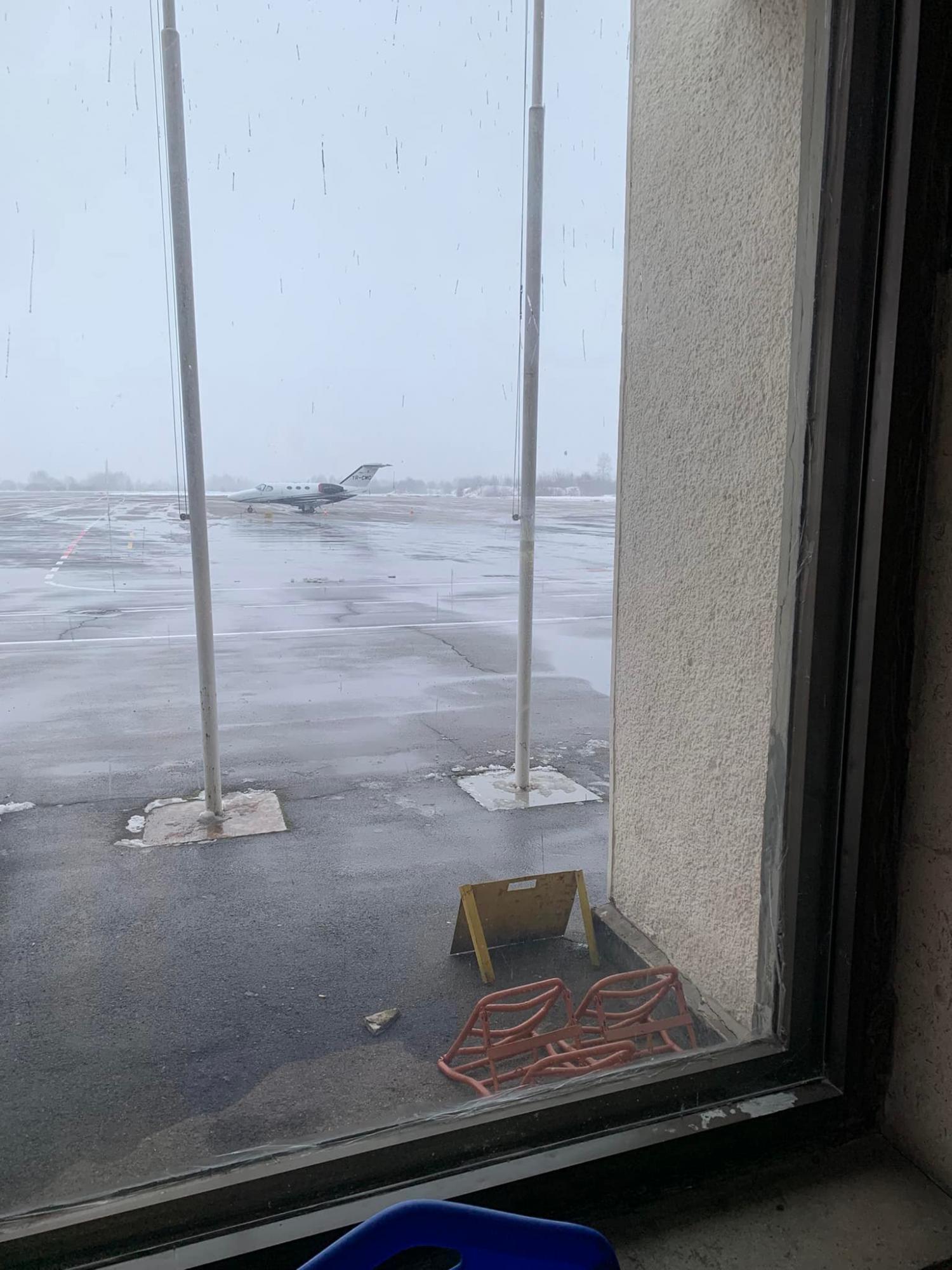Показали, як зараз виглядає аеропорт в Івано-Франківську: "будівля тримається на чесному слові"