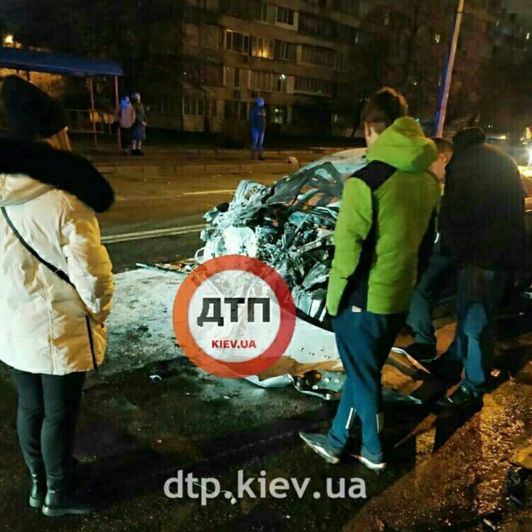 У Києві неадекват за кермом розтрощив понад 10 авто, надів маску і втік (фото, відео)
