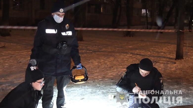 В Киеве посреди улицы зарезали мужчину, который заступился за женщину (видео)