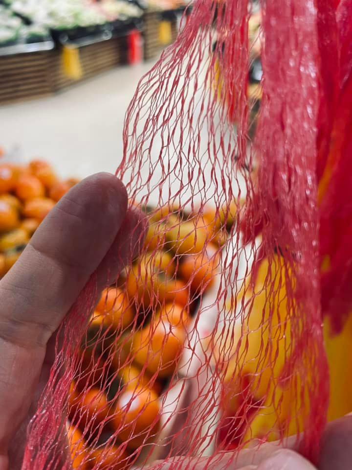 "Настоящее свинство": супермаркеты придумали ужасную альтернативу одноразовым пакетам (фото)