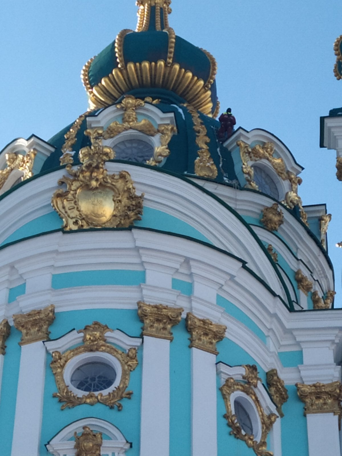 У Києві через негоду постраждала Андріївська церква: в куполі тріснуло скло (фото)