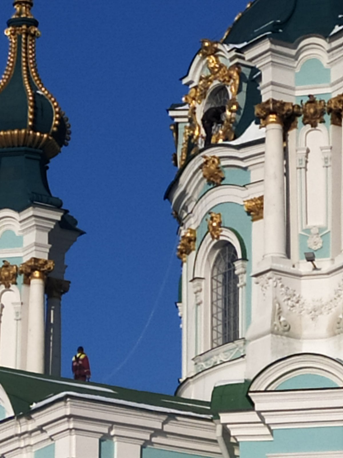 В Киеве из-за непогоды пострадала Андреевская церковь: в куполе треснуло стекло (фото)