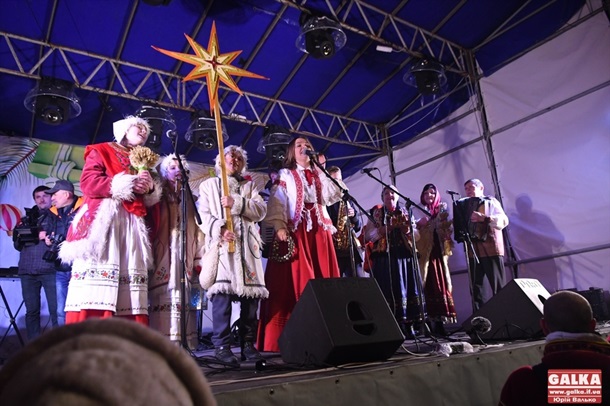 На Прикарпатті люди масово заколядували. Дивіться на відео, який рекорд вони встановили