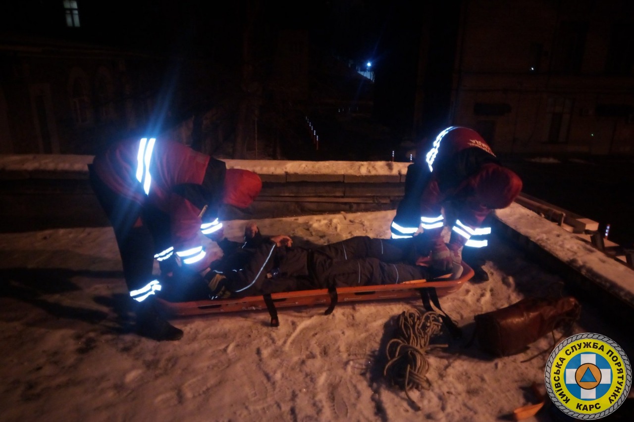 В Киеве мужчина пытался догнать воров и упал на крышу гаража: что с пострадавшим (фото)