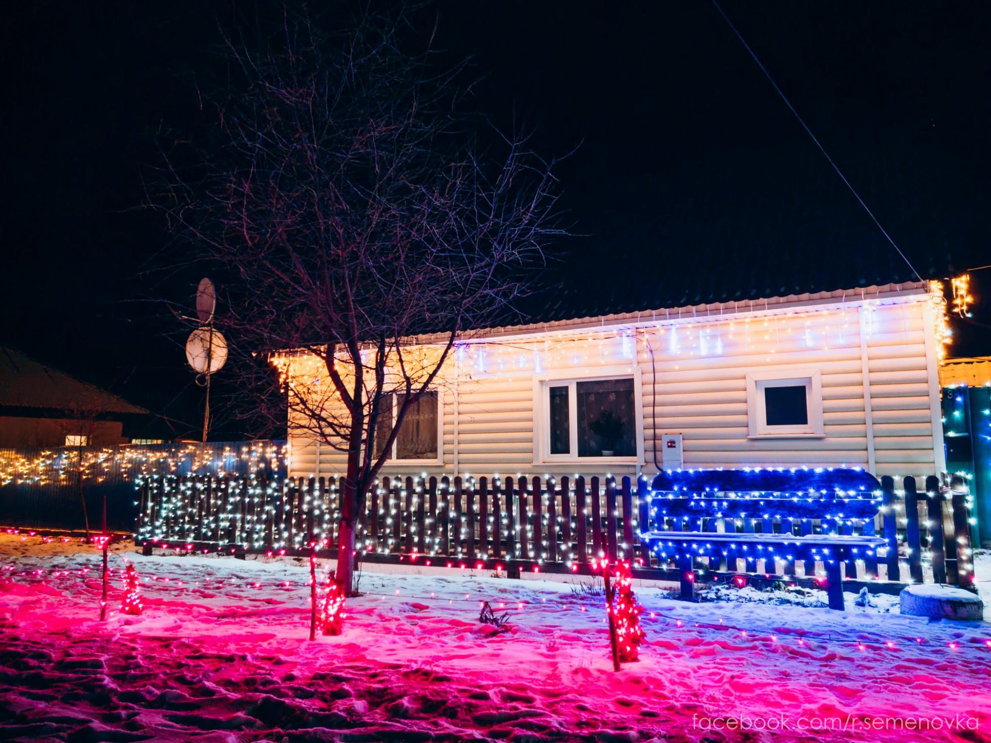 Под Черниговом мужчина сказочно украсил свой дом: праздничные фото