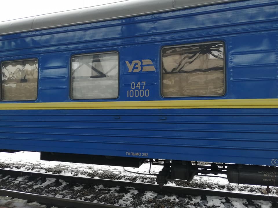 Фірмовий поїзд Укрзалізниці рознесли в пух і прах пасажири: комфорт чи ошукування?