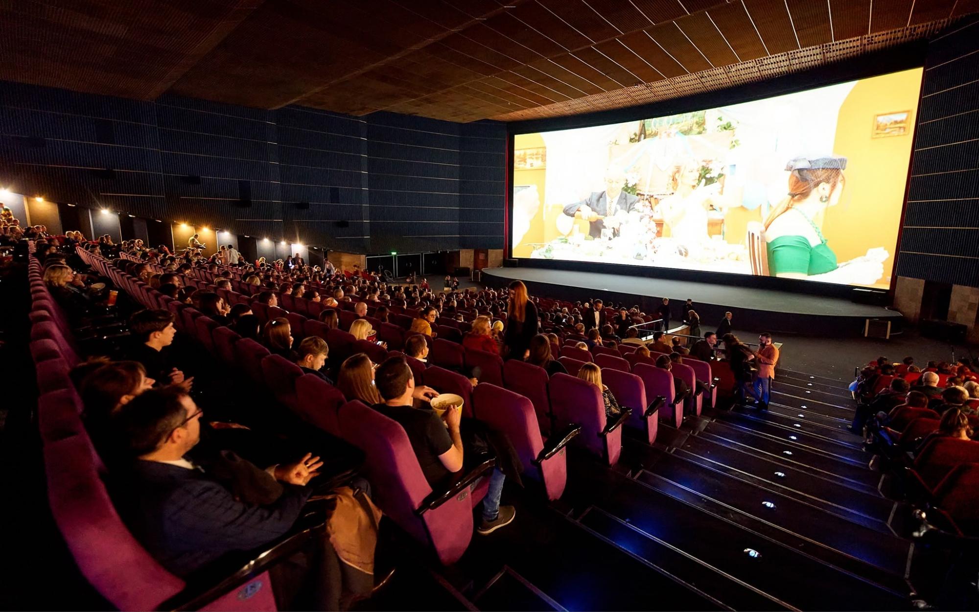 Знаменитый киевский кинотеатр разваливается на глазах: облицовка крушит авто под зданием (видео)