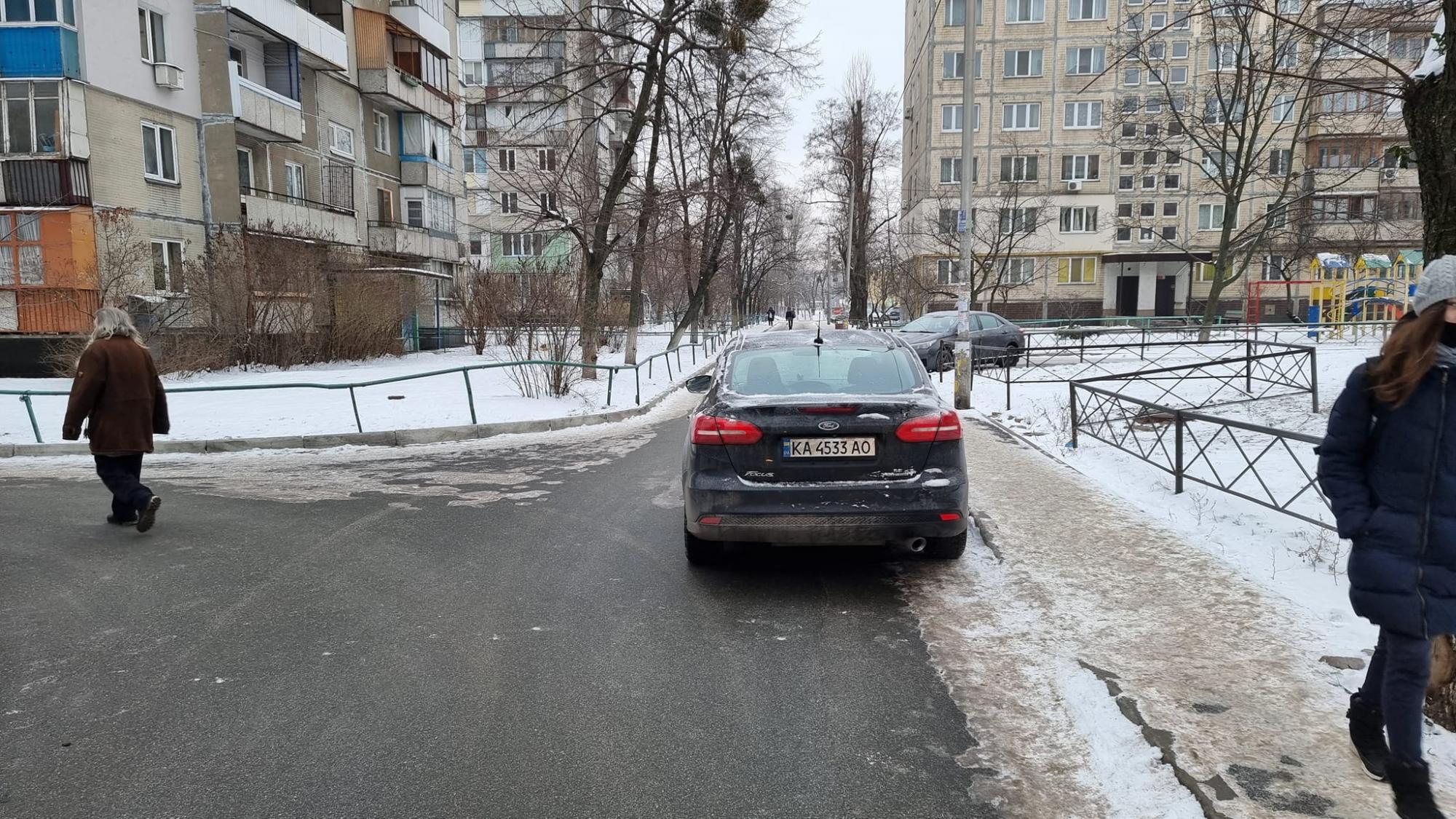 У Києві "герой паркування" заблокував проїзд сміттєвозу: обурливі фото