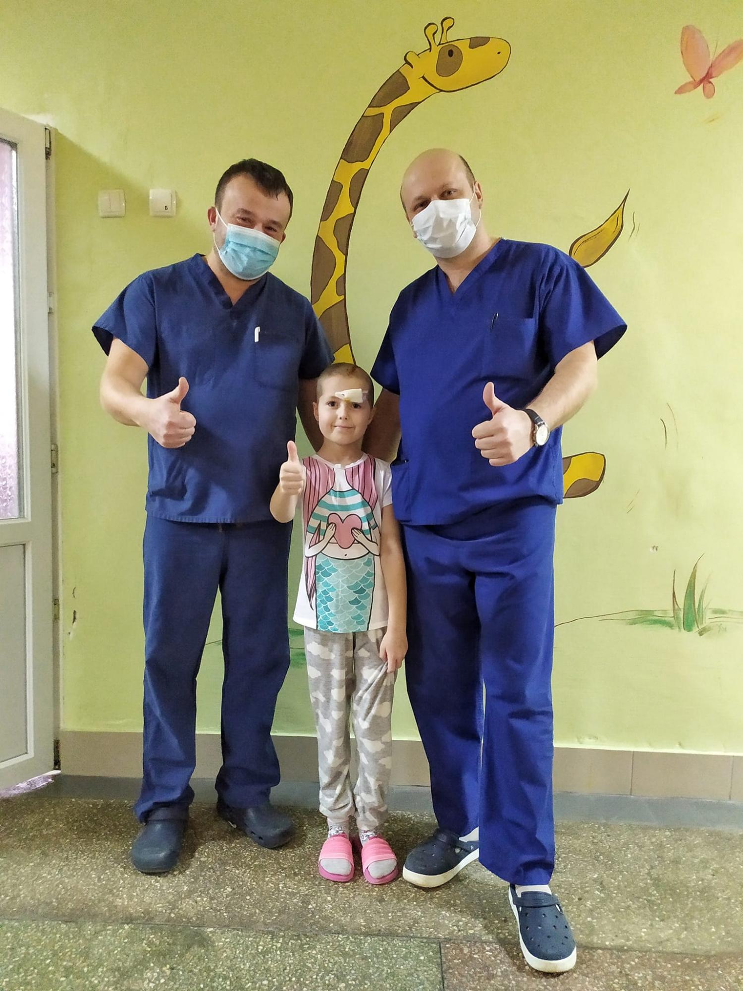 У Львові хірурги врятували життя дитині: провели надскладну операцію на мозку