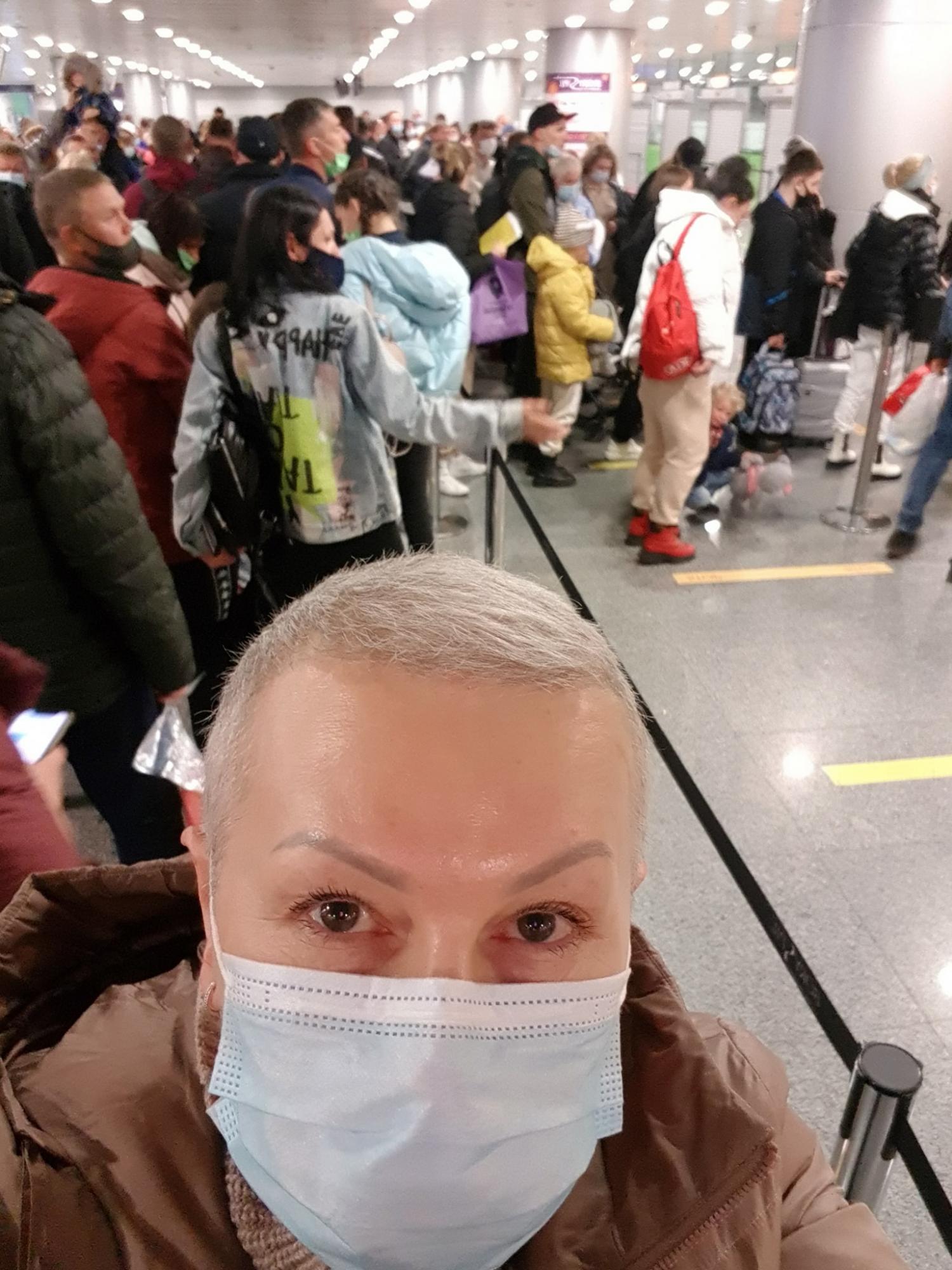 Діти, що плачуть, і люди, як оселедці в банку: Алла Мазур розповіла, як людей &quot;маринують&quot; в чергах &quot;Борисполя&quot;