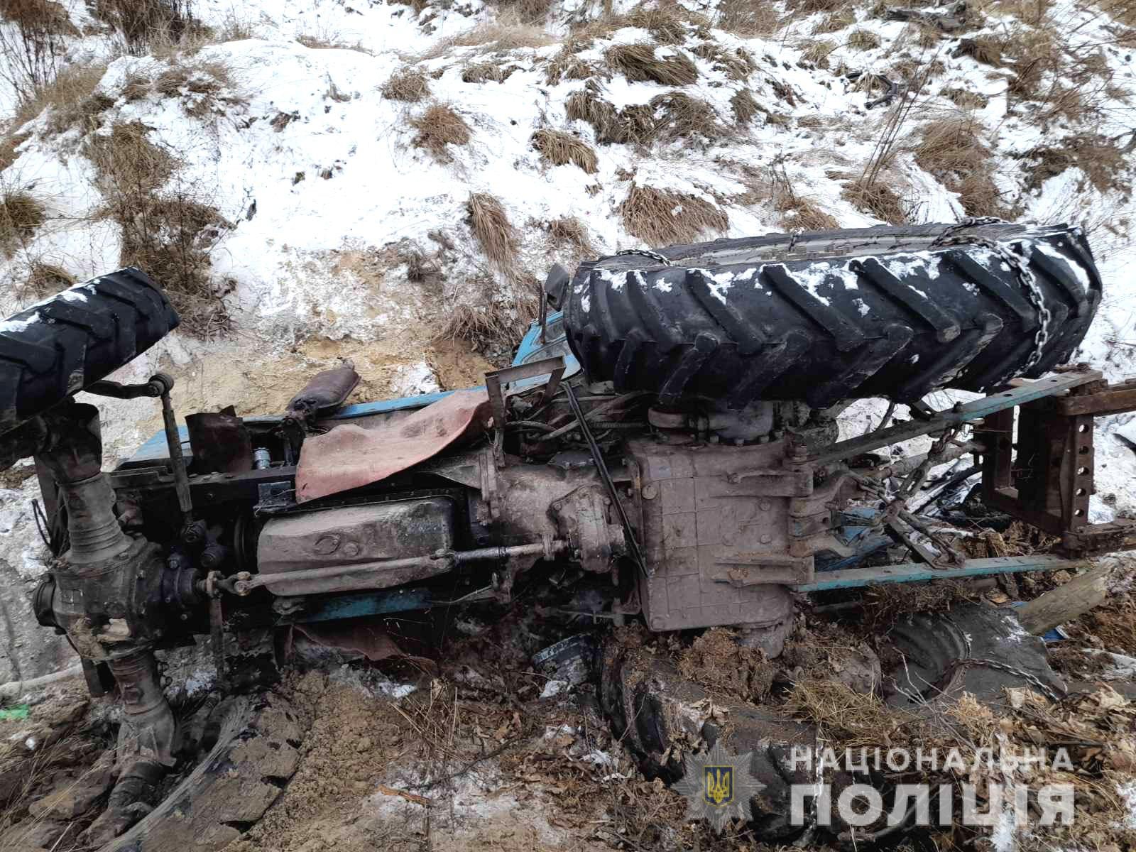 Под Ровно парень угнал трактор, чтобы добраться домой: фото инцидента