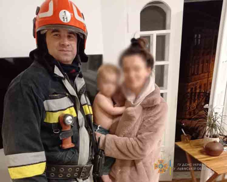 Во Львове малыш закрылся один в квартире: молниеносная реакция спасателей помогла избежать трагедии