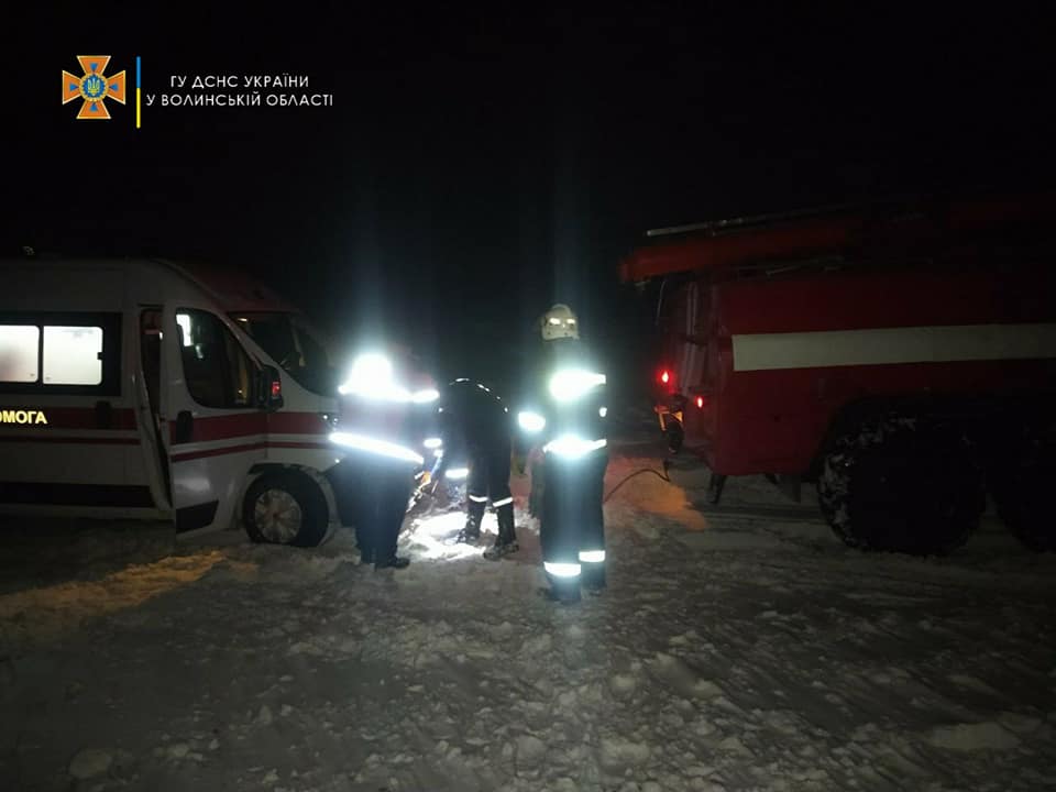 На Волыни спасатели вытаскивали из снежного плена &quot;скорую&quot; с больной женщиной (видео)