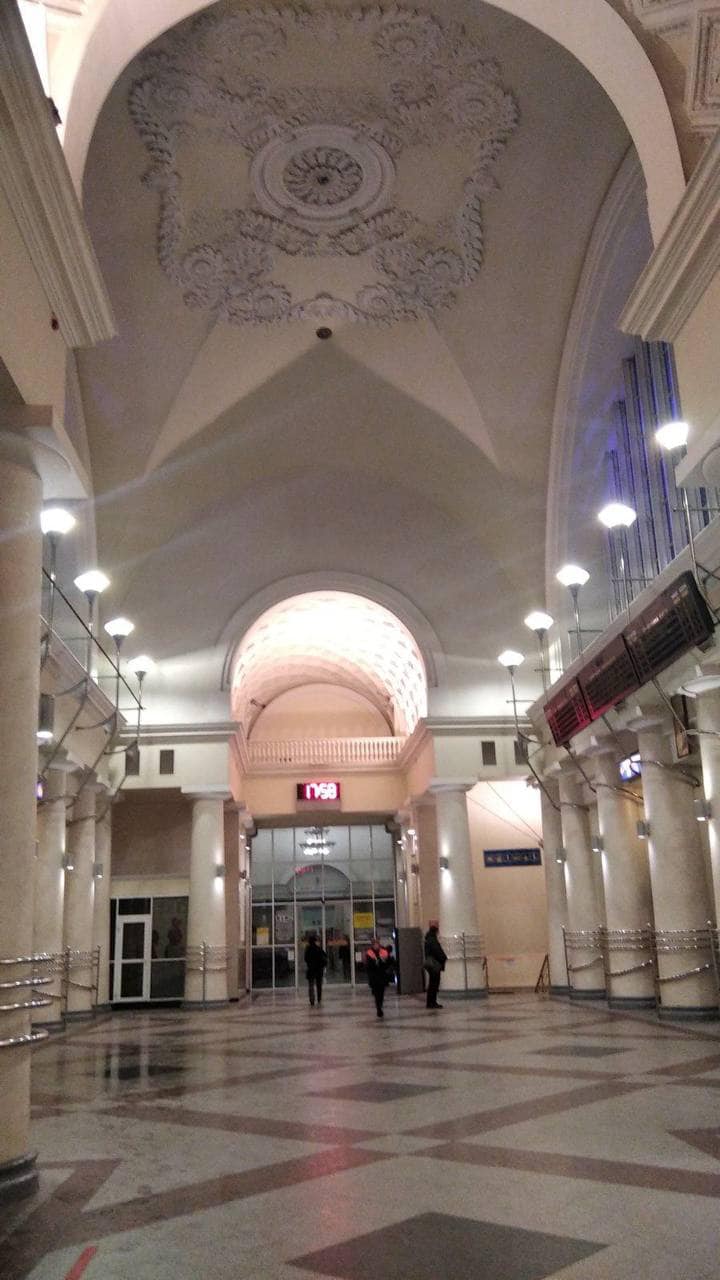 У Дніпрі посеред ЖД вокзалу впала величезна люстра: людей чудом не зачепило (фото)