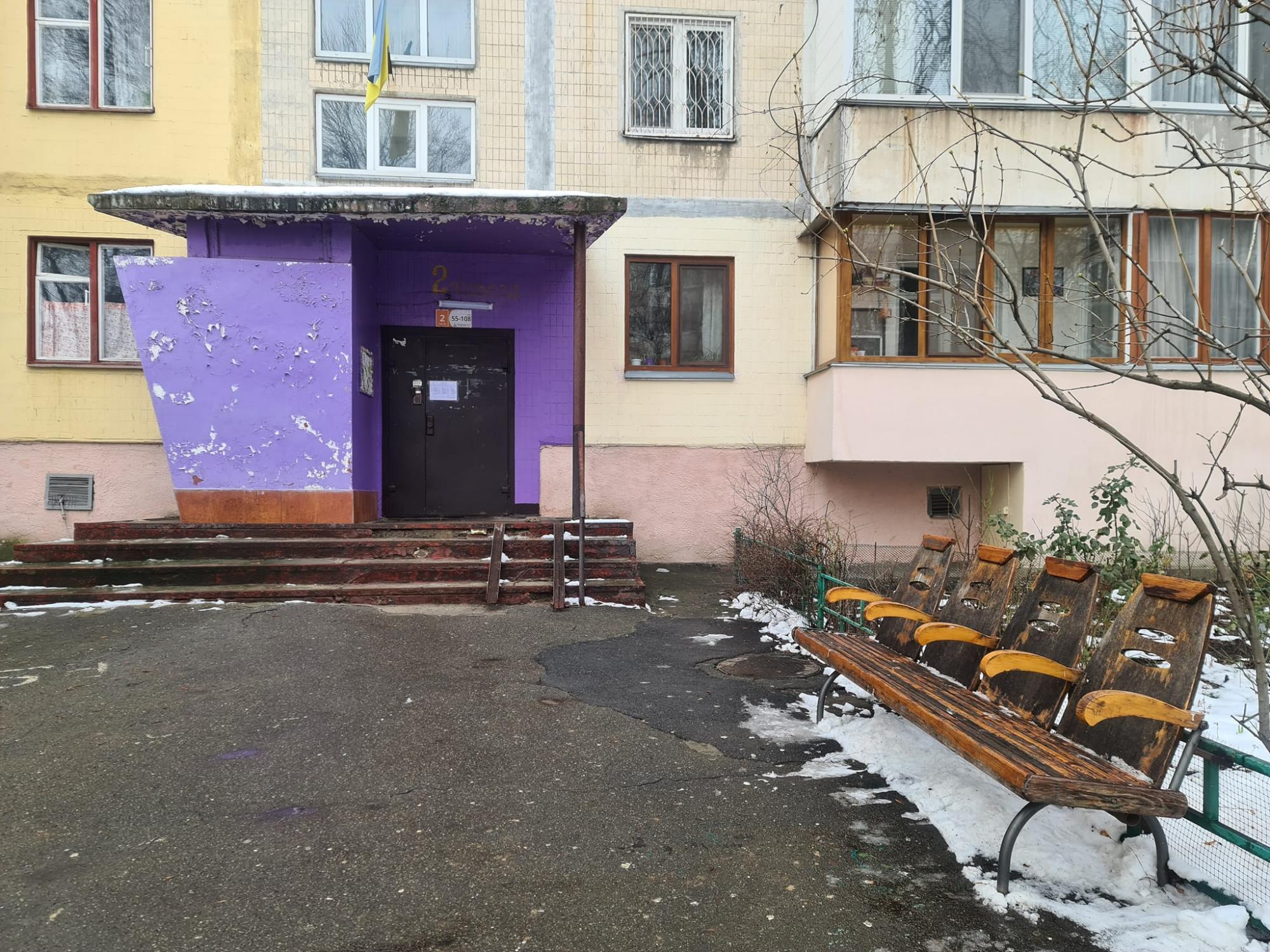 В Киеве возле подъезда установили кресла с ЖД вокзала: &quot;хорошо, что рельсы не подвели&quot; (фото)