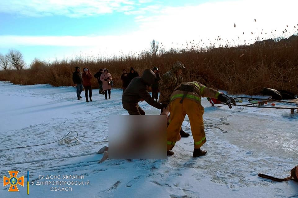 З'явилося відео, як під Дніпром чоловік пірнув в ополонку і не виринув: загинув на очах у дружини