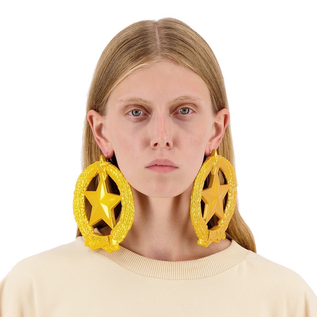 У Києві відомий магазин одягу випустив сережки з радянською символікою за 20 тисяч (фото)