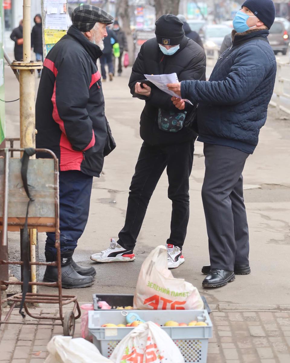 Дідуся оштрафували за продаж яблук і тепер обуренню українців немає меж (фото)