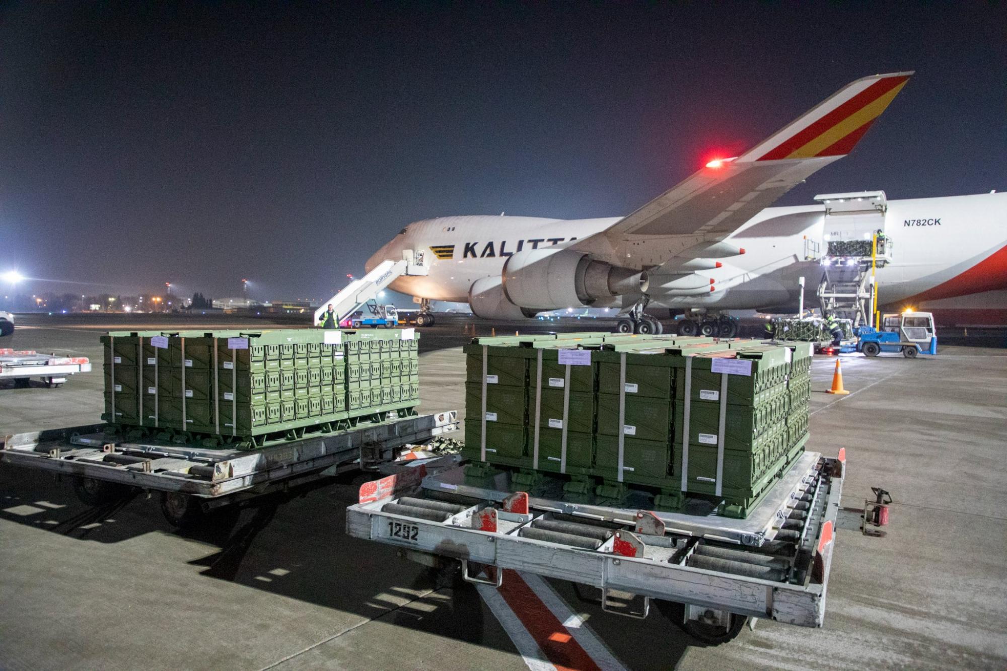 Російські танки безвилазно застрягли в багнюці під Ростовом (відео)