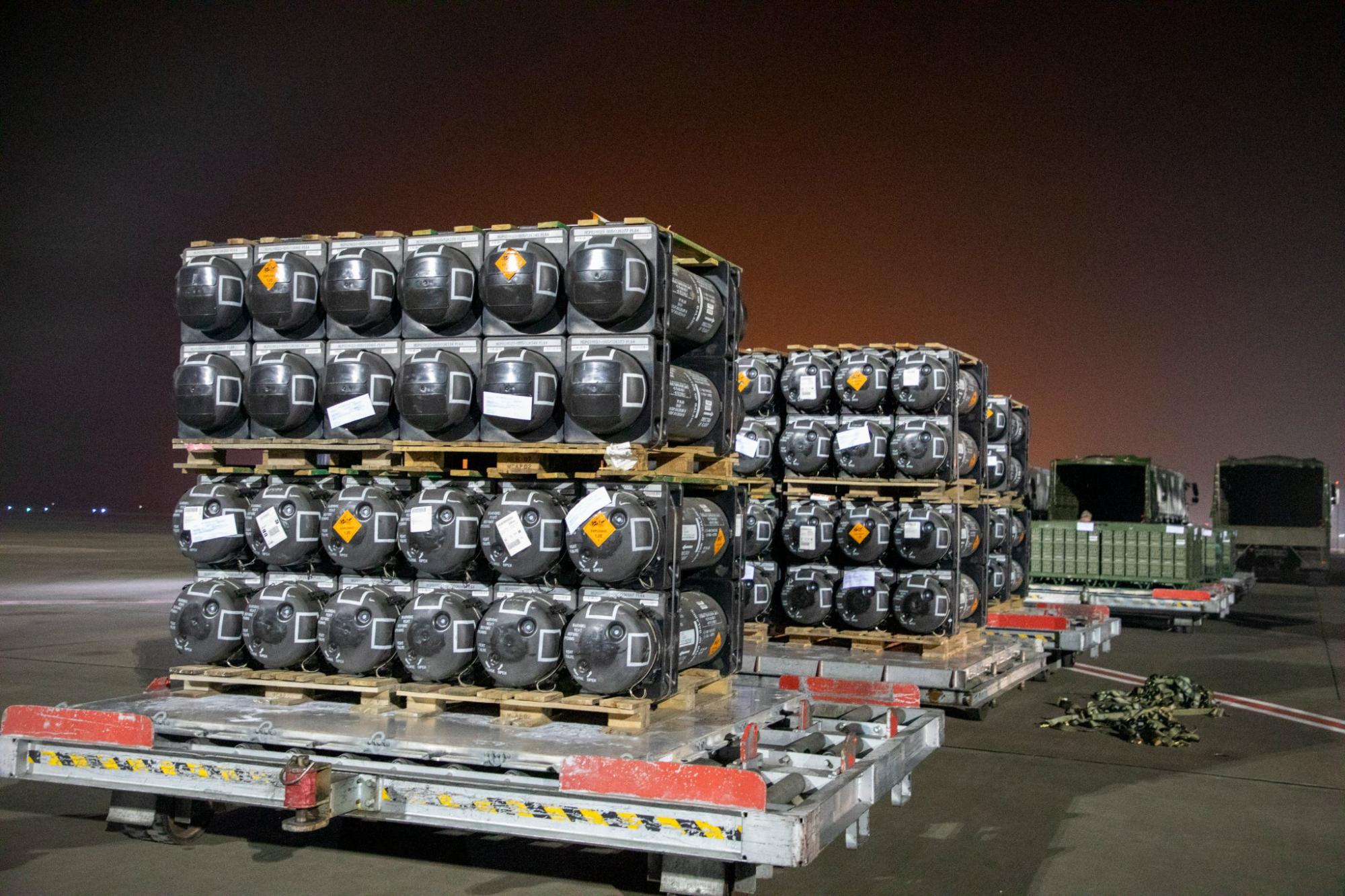 Російські танки безвилазно застрягли в багнюці під Ростовом (відео)