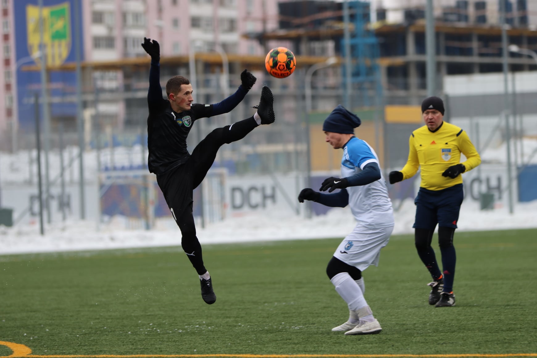 Украинский футбол на паузе. "Все для фронта, все для победы" и проклятая неизвестность