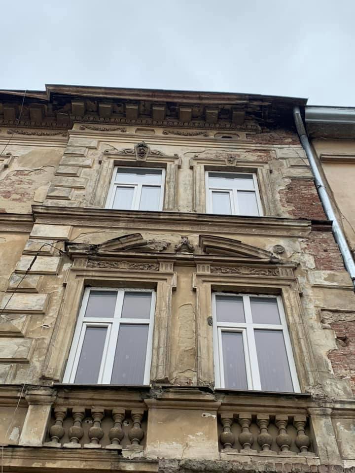 У Львові впала частина фасаду будинку на дах магазину, з якого виходила людина (фото)