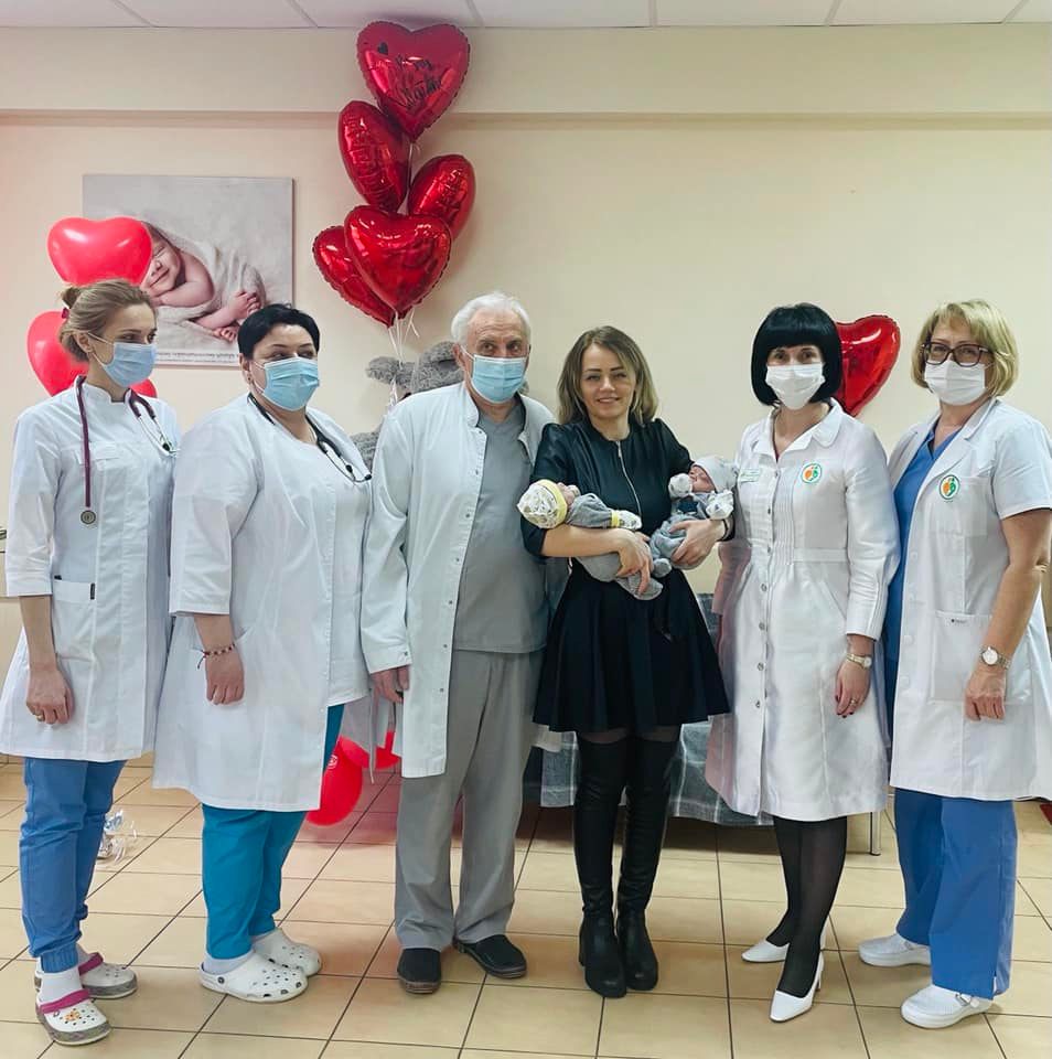 У Львові медики три місяці виходжували крихітних двійнят: один важив менше кілограма