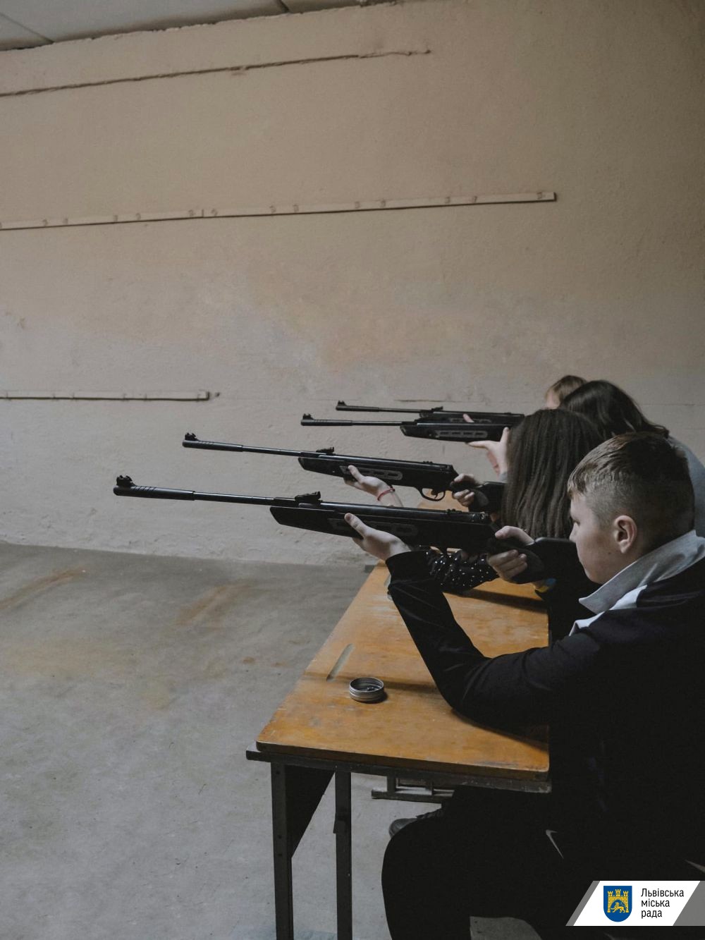 В школах Львова стали ежедневно обучать стрельбе