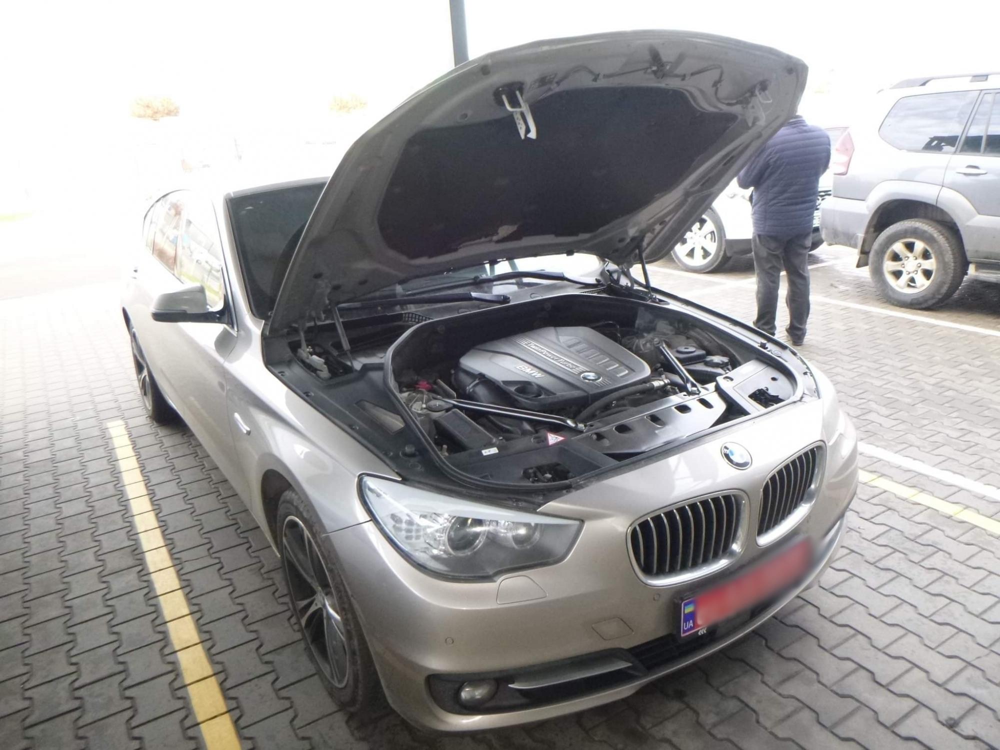 Чоловік пригнав в Україну спортивну "євробляху", яку розшукують по усьому світу (фото)