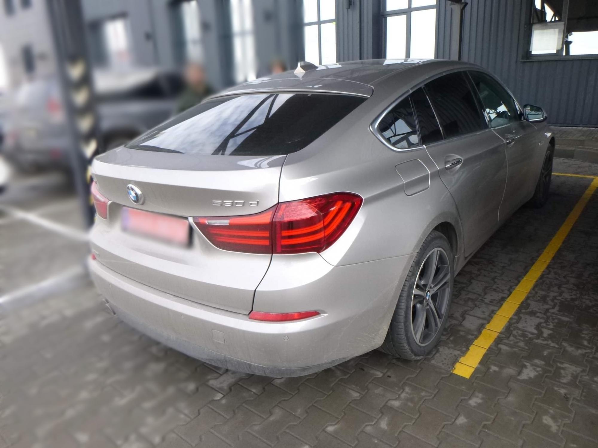 Чоловік пригнав в Україну спортивну "євробляху", яку розшукують по усьому світу (фото)