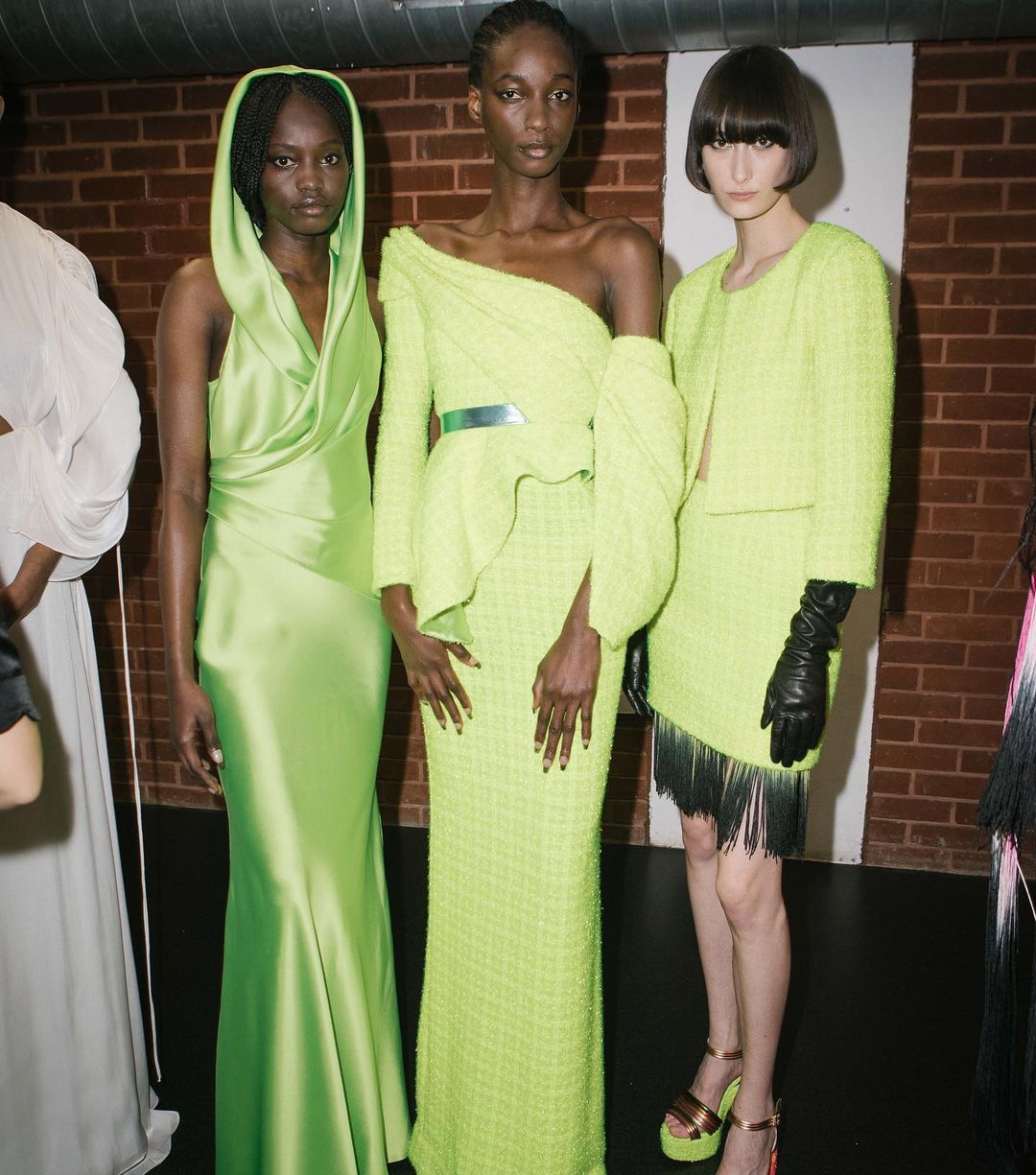 Платья с вырезами, бомберы и чулки: 5 микротрендов Недели моды в Лондоне осень-зима 2022