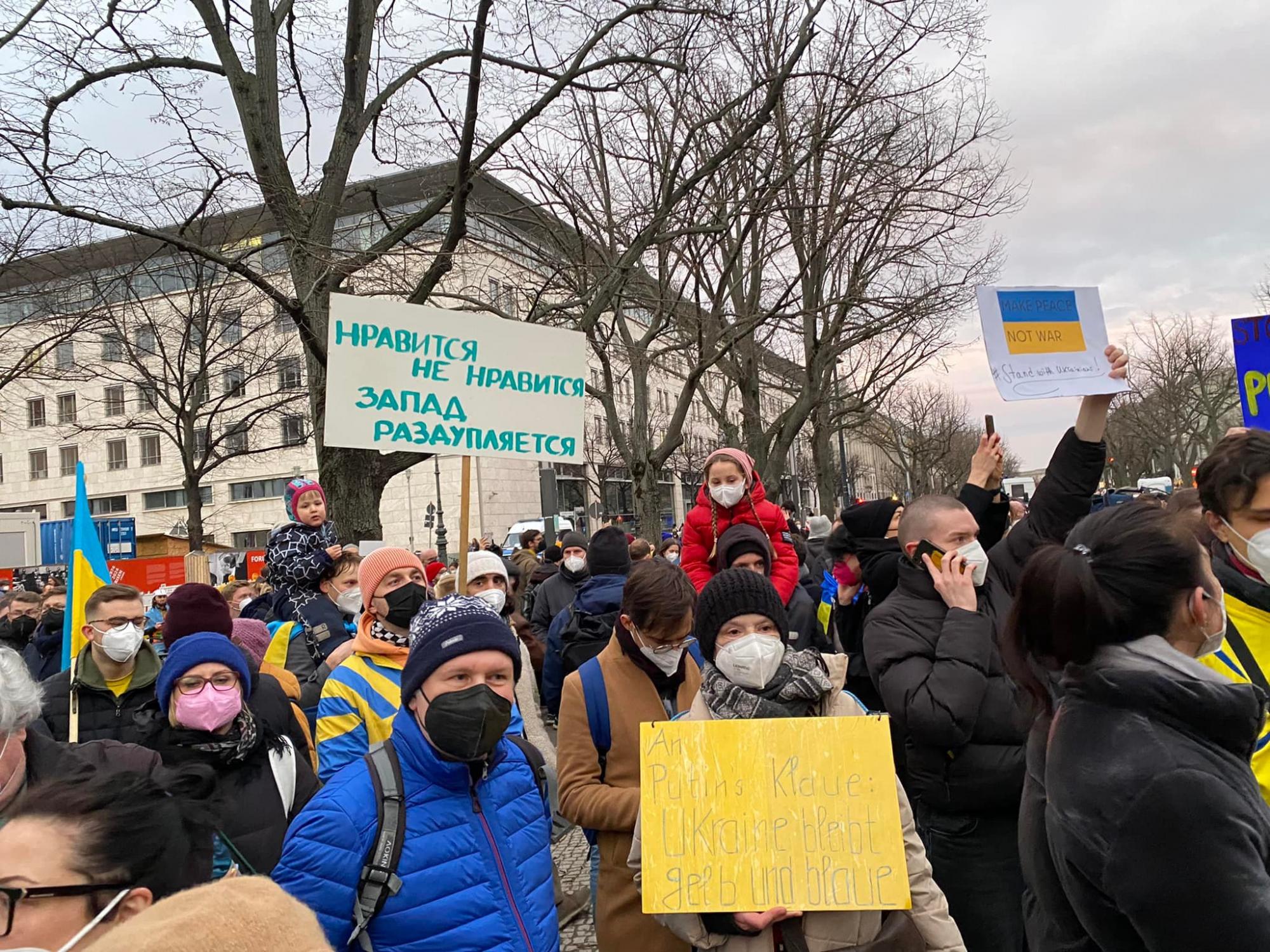 &quot;Путін, геть з Донбасу&quot;: в Берлине и Париже поддержали Украину и вышли против агрессии РФ