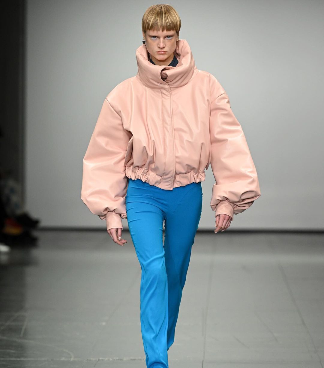 Платья с вырезами, бомберы и чулки: 5 микротрендов Недели моды в Лондоне осень-зима 2022