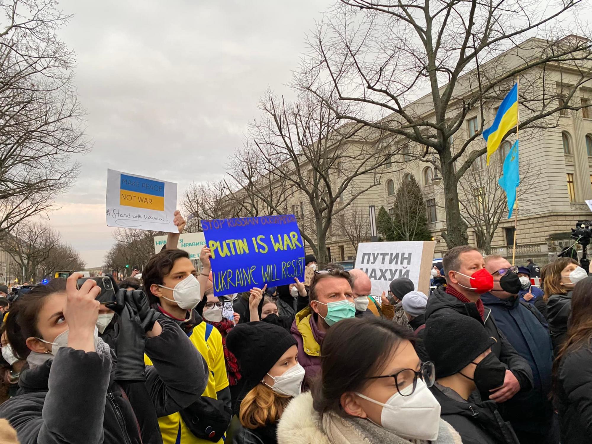 &quot;Путін, геть з Донбасу&quot;: в Берлине и Париже поддержали Украину и вышли против агрессии РФ