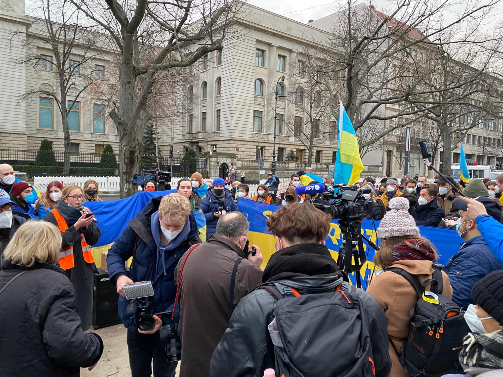 &quot;Путін, геть з Донбасу&quot;: в Берлине и Париже поддержали Украину и вышли против агрессии РФ