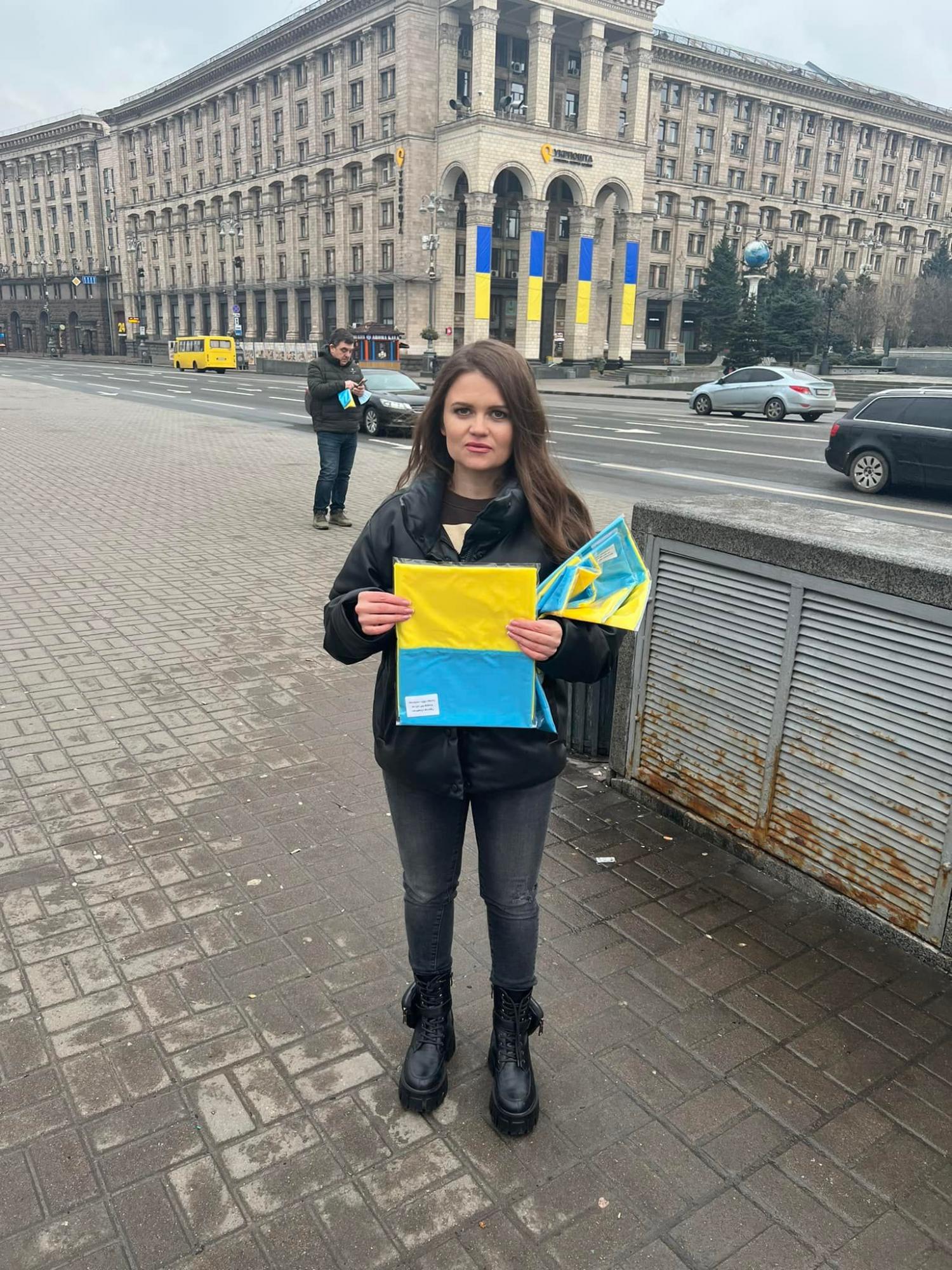 На Майдане в Киеве раздают 10 тысяч флагов Украины: "оккупанты, мы не сдаемся!"