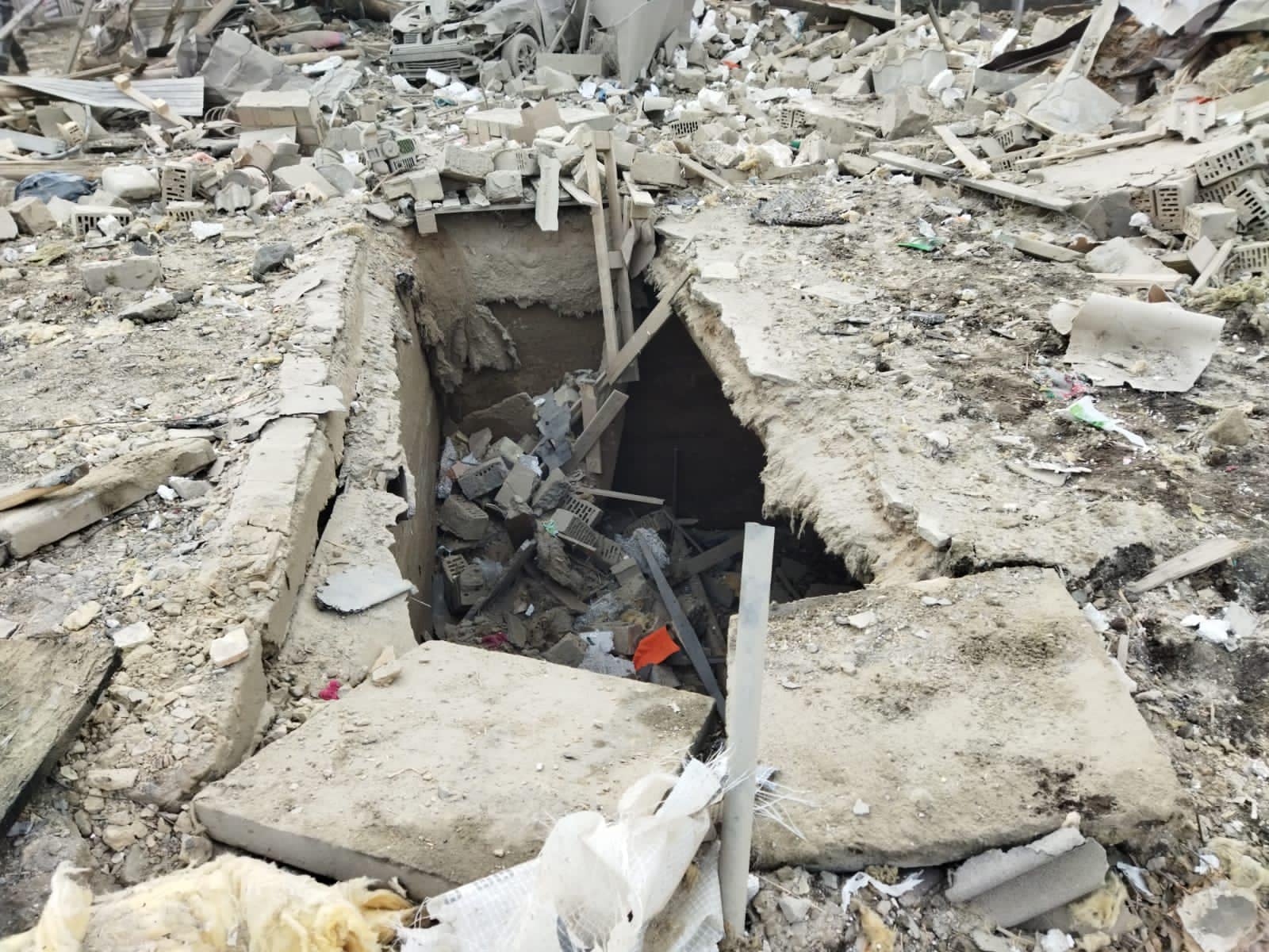 Оккупант нанес авиаудар по частным домам под Киевом. Среди погибших есть дети