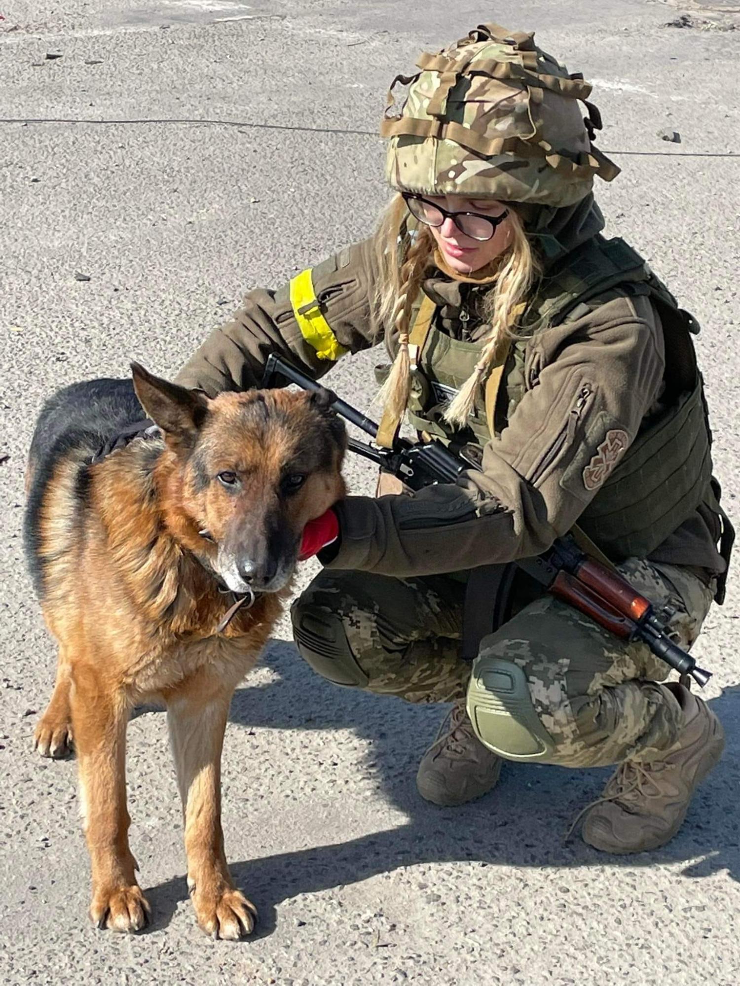 Подивіться на ці фото сильних українок, які допомагають, захищають і оберігають нашу країну