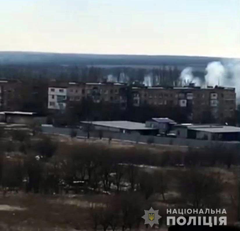 Під Донецьком окупанти обстріляли житлові будинки і школу (фото)