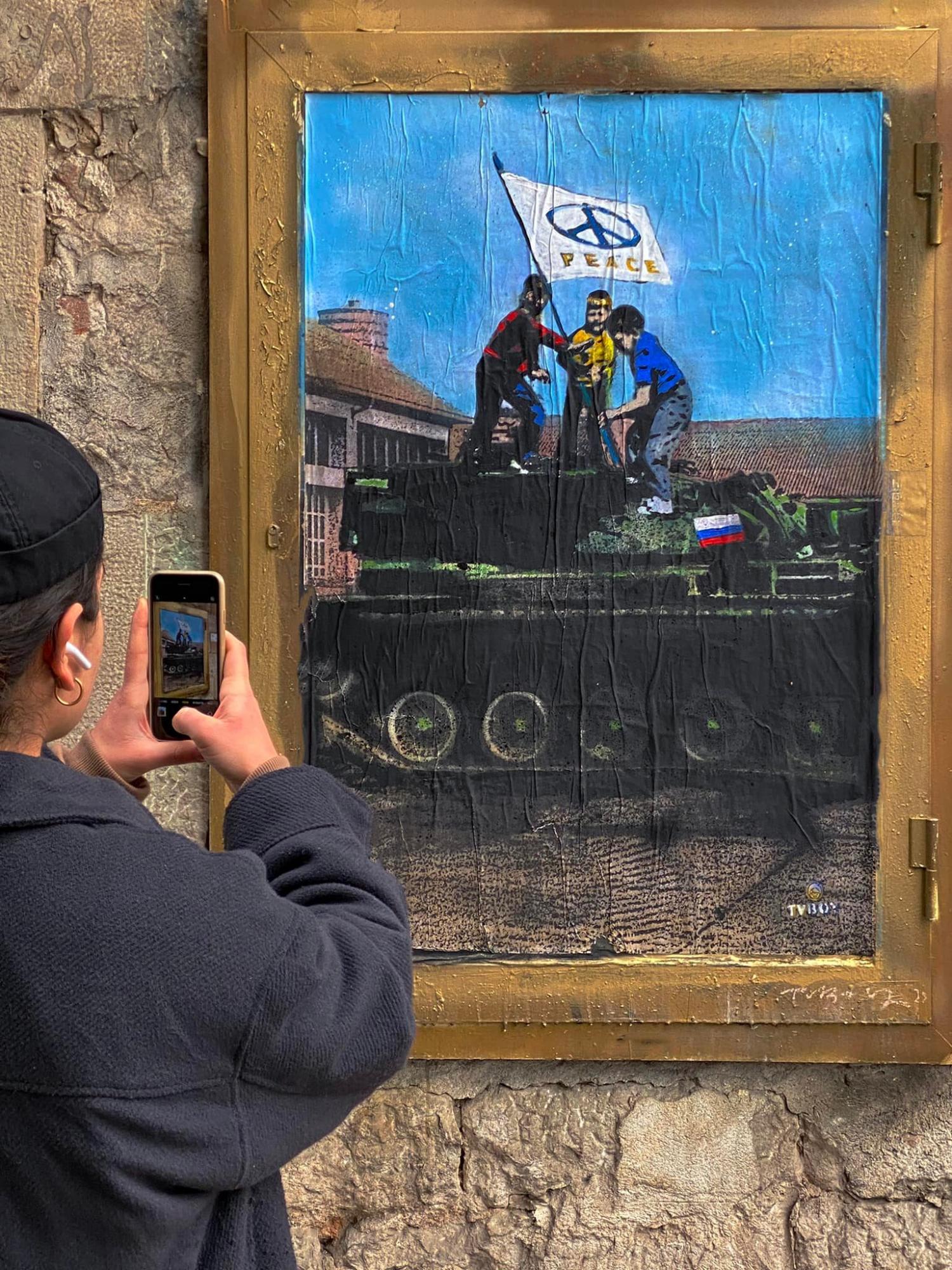 У Бучі та Ірпені з'явилися графіті італійського художника TvBoy, який "посадив" Путіна