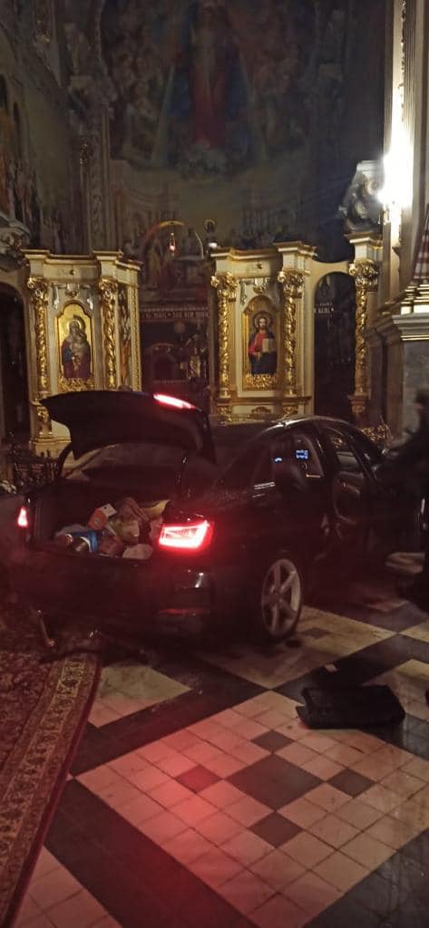 В Тернополе женщина на машине заехала в кафедральный собор