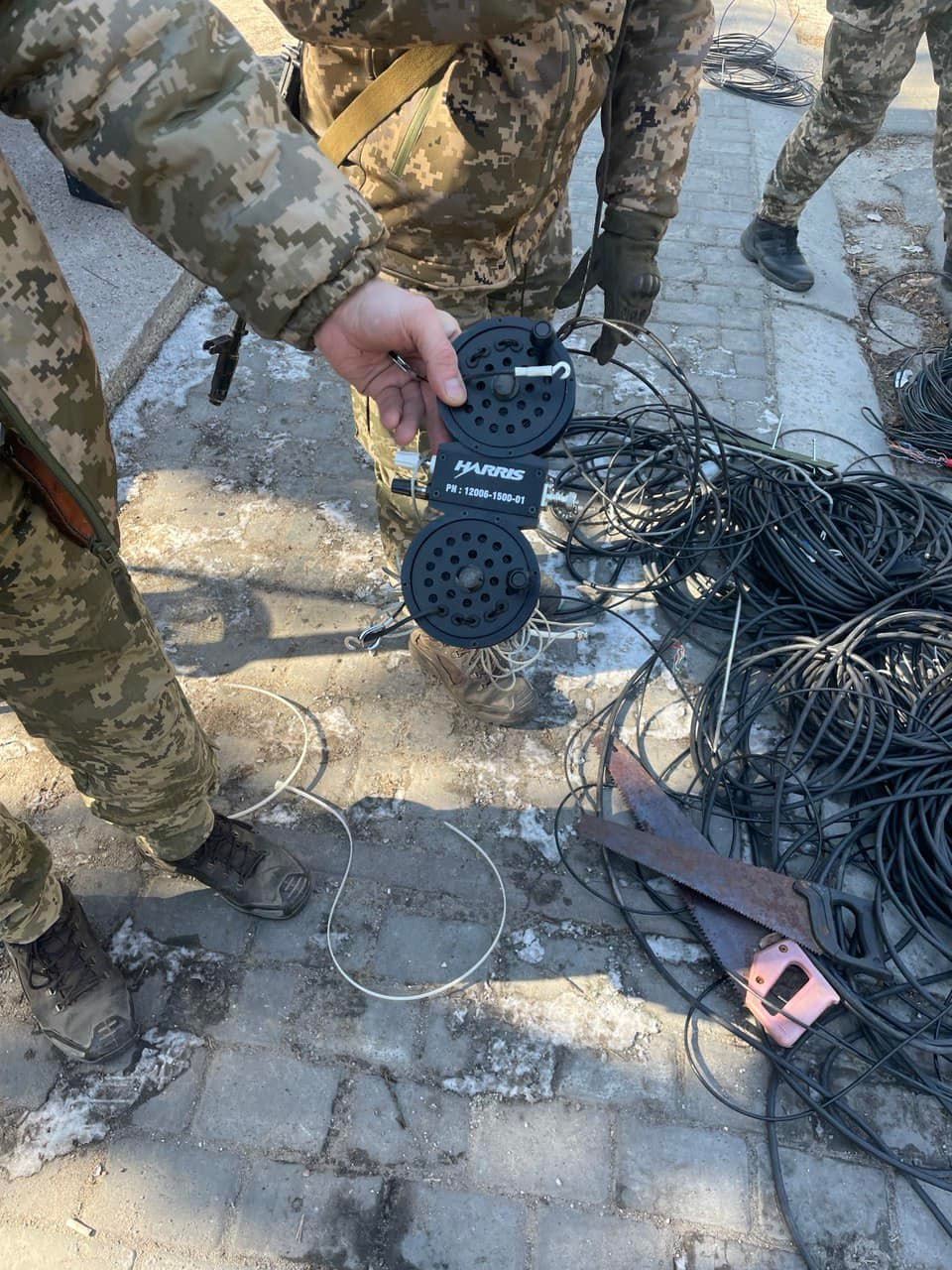 Українські захисники відібрали в росіян радіолокаційну станцію та вузол зв'язку (фото)