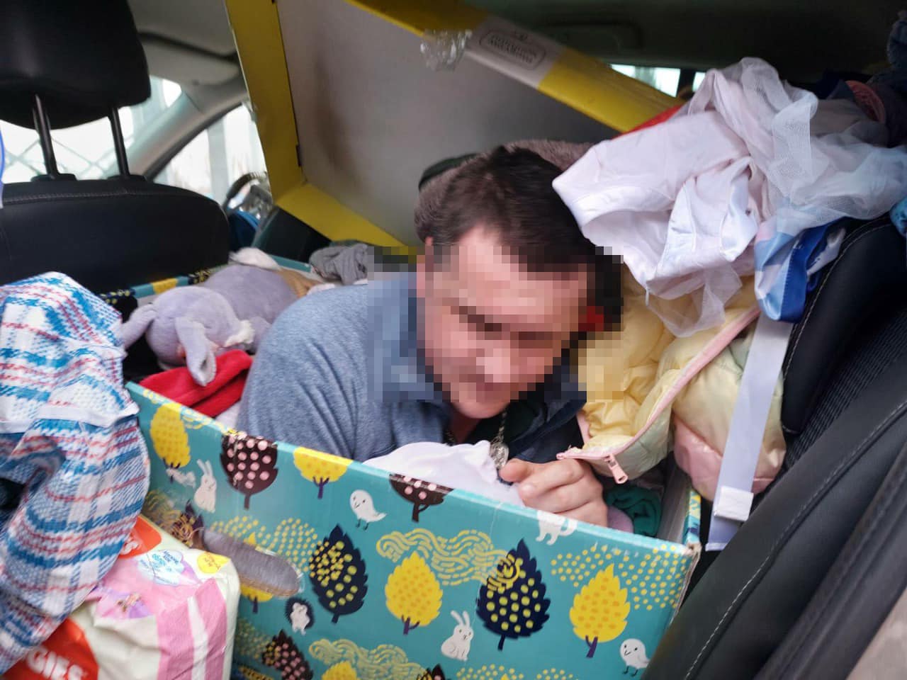 Чоловік хотів утекти з України в &quot;пакунку малюка&quot;, сховавшись між памперсами (фото)